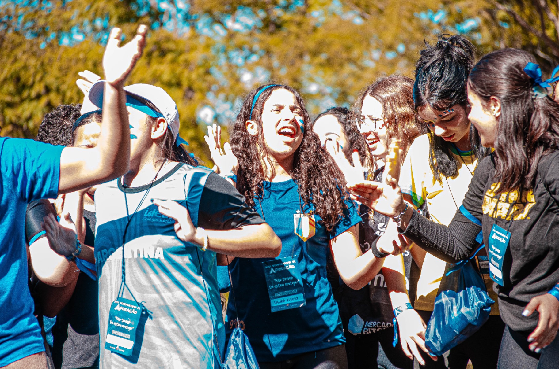 Jovens louvando ao ar livre
