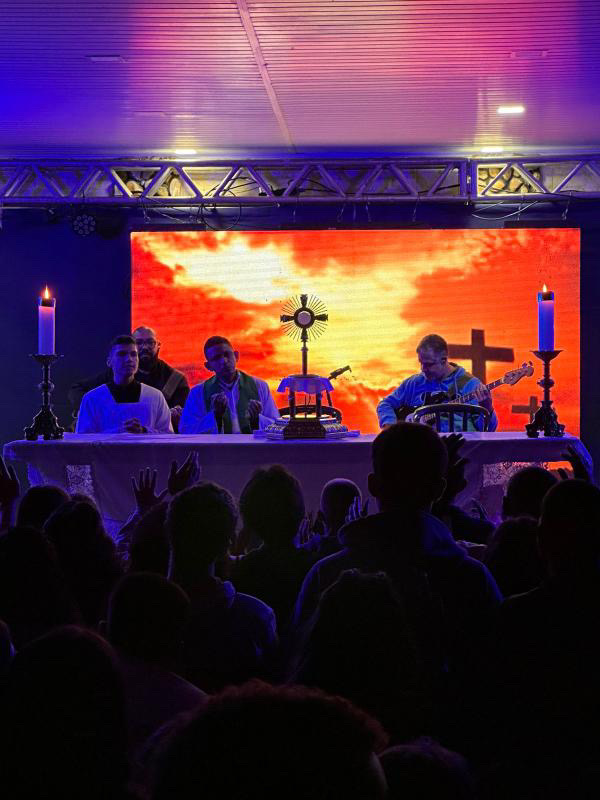 Altar com padres e músicos