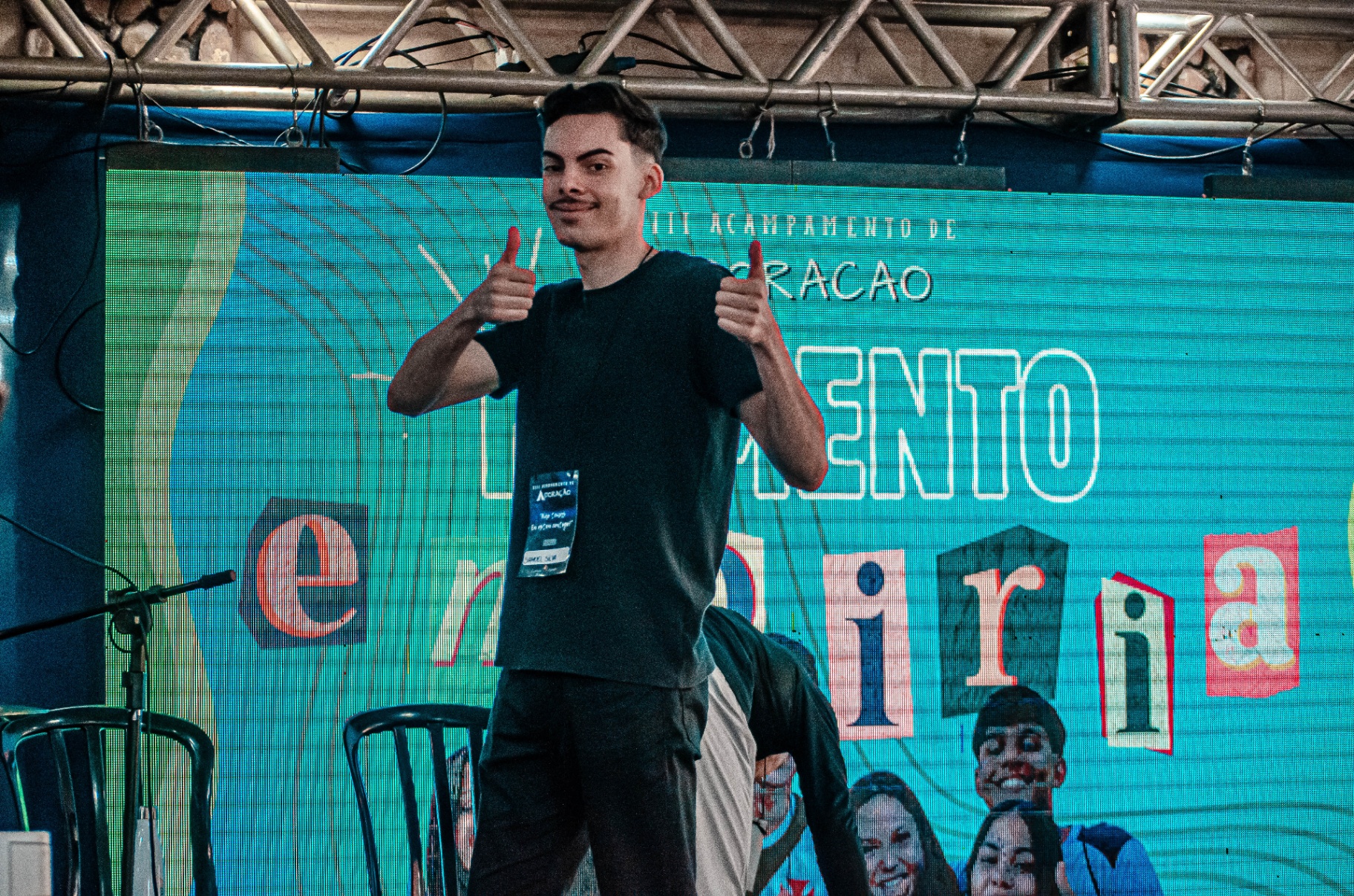 Jovem sorrindo no palco