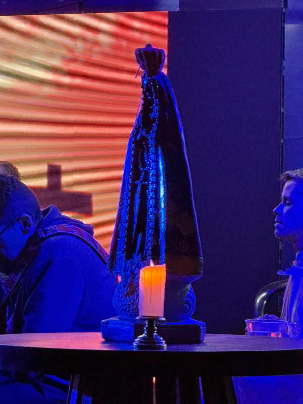 Nossa Senhora Aparecida com vela